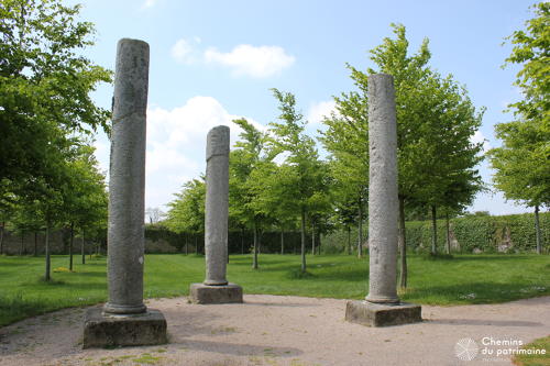 Les piliers de justice du Château de Kerjean (c) CDP29.jpg