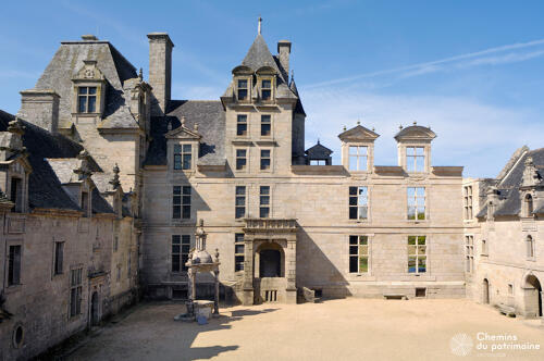 La_cour_du_chateau_de_Kerjean-Dominique_DIROU-Chateau_de_Kerjean-18685(2).JPG